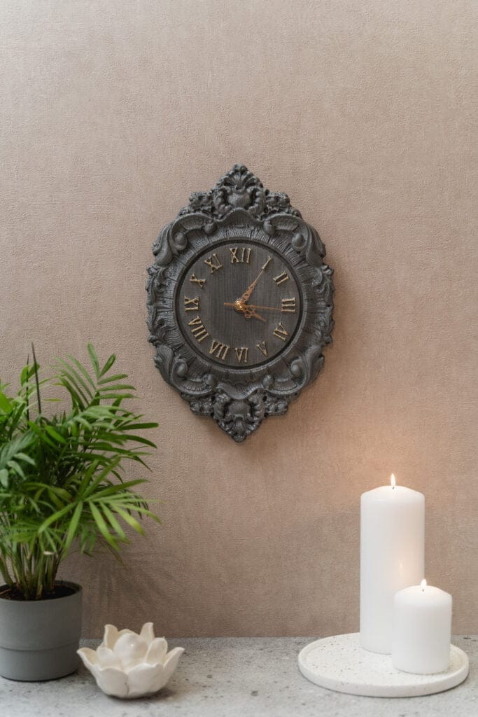 czarny zegar na ścianę