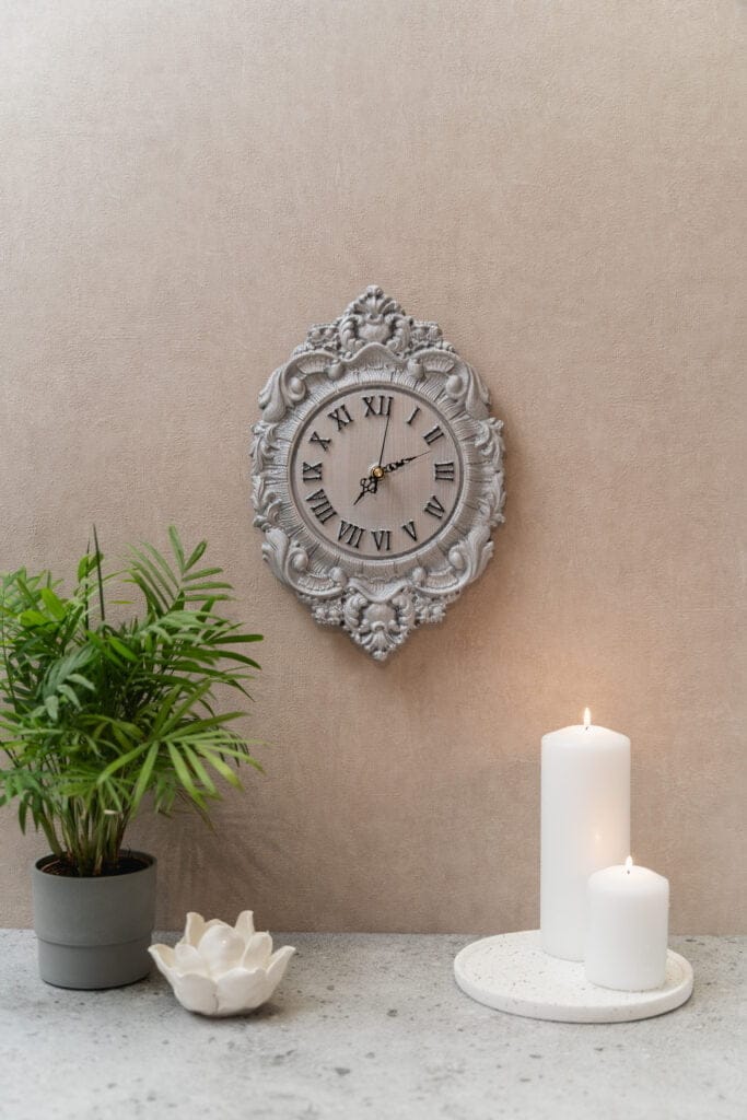 srebrny zegar ścienny